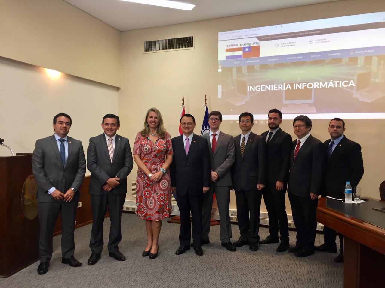 La Universidad Politécnica Taiwán–Paraguay (UPTP) habilitó oficialmente su portal web (www.uptp.edu.py/) para que a través de ella los interesados puedan inscribirse al examen de ingreso de cualquiera de las cuatro carreras disponibles. El examen de ingreso se realizará el sábado 23 de febrero y las clases iniciarían en marzo.
Foto:Embjador Dr. Diego L. Chou (izq. 4), Ministra de Industria y Comercio, Liz Cramer（izq. 3）, Ministro de Educacion, Eduardo Petta(izq. 2), Ministro interino de Haciencia, Óscar Llamosas（izq 1）, Rector de UPTP, Carlino Velázquez（c）, Profesor Hsiu Fang Jung（der. 4）, Profesor Chen Liang Guang（der. 2）y exbecarios de Taiwan.