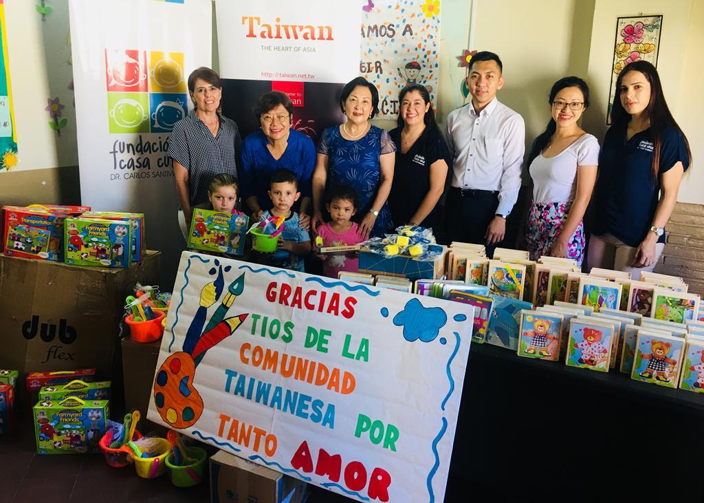 La entrega estuvo a cargo de la Sra. Celia de Chou, esposa del Embajador de la República de China (Taiwán) y la Sra. Mei-kuei Tang Ku, Presidenta de la Asociación Taiwanesa en Asunción, y la Sra. Teresa Gómez de Torales, miembro del Directorio de la Fundación, recibió la donación. Un grupo de niños asistidos en el local 3 de la Fundación se hizo presente en el acto, para demostrar su gratitud con un cartel que realizaron ellos mismos.