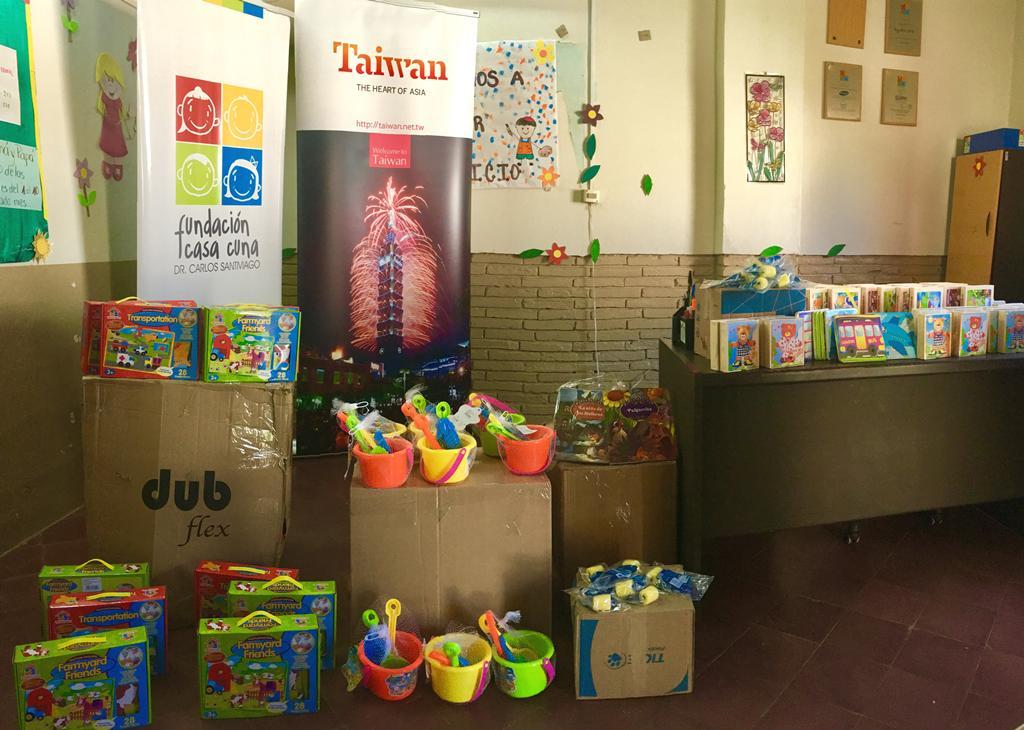 Algunos de los insumos donados son: libros de cuento, tijeras escolares, rodillos para pintar, crayolas, baldes de playa, rompecabezas de madera y juegos didácticos, para despertar y desarrollar tanto la imaginación como la destreza de los pequeños.