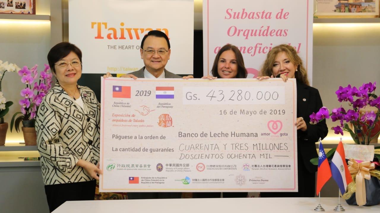 Este jueves 16 de mayo, a las 15:30 hs., el Embajador de la República de China (Taiwán), Dr. Diego L. Chou y Sra. Celia Lee de Chou, hicieron entrega a la  Directora del Banco de Leche del Hospital Materno Infantil San Pablo, Dra. Marta Herrera, en forma simbólica, Gs. 43.280.000, monto recaudado en la subasta de orquídeas, durante la “Exposición de Orquídeas de Taiwán”.