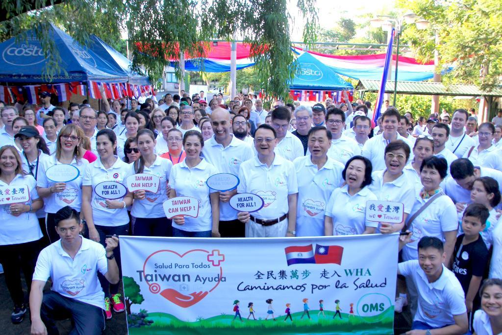 Estuvieron presentes unas 300 personas, entre quienes se encontraban el Embajador de la República de China (Taiwán), Dr. Diego L. Chou, el Ministro de Salud Pública y Bienestar Social, Dr.  Julio Daniel Mazzoleni, el Presidente del Consejo de Administración del IPS, Sr. Armando Rodríguez, Senadores y Diputados de las Comisiones Parlamentarias de Amistad Paraguay-Taiwán en el Paraguay, lideres la comunidad taiwanesa, las asociaciones amigas de Taiwán, todos los miembros de la Embajada y de la Misión Técnica.