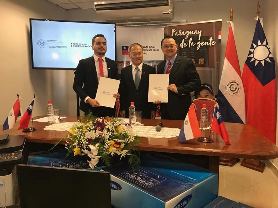 El Embajador de la República de China (Taiwán), Dr. Diego L. Chou hará entrega al Ministro-Secretario Ejecutivo, de la Secretaría de Desarrollo para Repatriados y Refugiados Connacionales (SEDERREC), S.E. Edgar Ruíz Torres, 17 computadoras y 17 impresoras multifunción, que serán destinadas a las 17 oficinas con que cuenta esta Secretaría en las gobernaciones de la República del Paraguay, con el fin de ofrecer un mejor y más eficiente servicio a los repatriados y refugiados connacionales residentes en todo el territorio paraguayo.