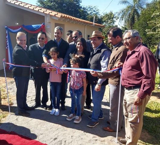 El Embajador de la República de China (Taiwán), Dr. Diego L. Chou y el Ministro de Urbanismo, Vivienda y Hábitat, Dany Durand entregaron las llaves de 135 viviendas sociales del Programa Che Tapýi, en el Asentamiento Dr. José GasparRodríguez de Francia, Itauguá. Asistió al evento, Presidente de la República, Mario Abdo Benítez, como el testigo de honor.