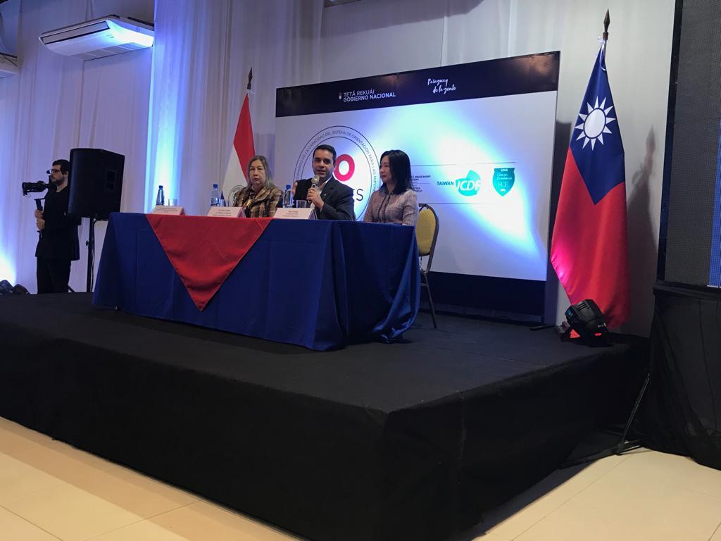 El día 27 de junio del corriente, se realizó el “Seminario de Estrategias de apoyo a las MIPYMES paraguayas para su inclusión en cadenas de valor”, donde se celebró el lanzamiento de la marca Ñaguaru, de la Asociación de Confeccionistas y Afines de la ciudad de Yaguarón. Asistieron al seminario la Primera Secretaria Inés Chang, Encargada de Negocios a.i. de la Embajada de la República de China (Taiwán), la Sra. Teresa Mercedes Salvioni Durañona, Directora de Relaciones Nacionales e Internacionales, de la Facultad de Ciencias Económicas de la UNA, el Sr. Isaac Godoy, Viceministro de MIPYMES del MIC e invitados especiales.