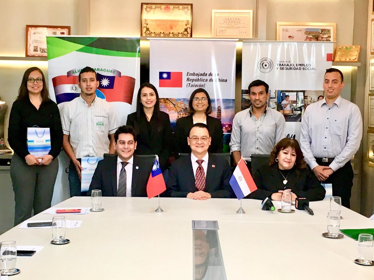 El acto fue presidido por el Embajador de la República de China (Taiwán), Dr. Diego L. Chou, acompañado por autoridades del Ministerio de Agricultura y Ganadería,  SENAVE, SNPP, Facultad de Veterinaria de la UNA y representantes de dos empresas privadas vinculadas al sector de alimentación.