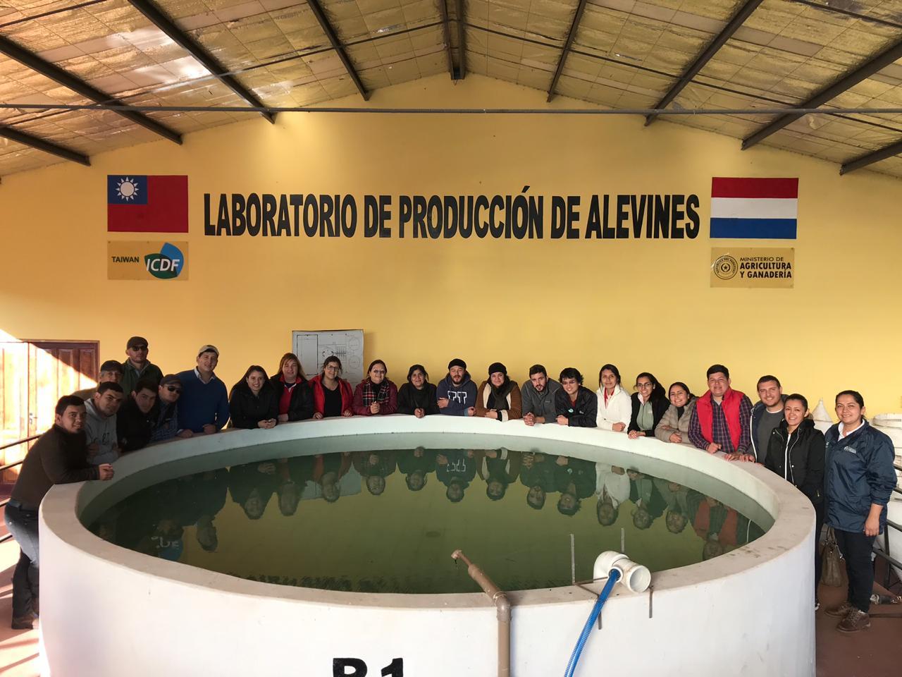 Entre los temas desarrollados se menciona la situación de piscicultura en Paraguay, aspectos a tener en cuenta para trabajar en piscicultura, preparación de balanceado artesanal, fileteado de tilapia, muestra de suelo, nivelación de la tierra, análisis de costo, marcado piscícola entre otros temas.