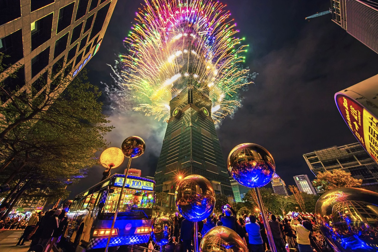 El espectáculo de fuegos artificiales en el rascacielos “Taipei 101”, edificio más alto en Taiwán, marca el inicio del año nuevo. Para despedir el 2021 y dar la bienvenida al 2022, el lema de dicha presentación es “Hacia un futuro mejor”, donde se dispararán 16.000 fuegos artificiales con música y será una de las exhibiciones más largas y grandes de la historia. En Paraguay se podrá disfrutar la transmisión satelital en vivo el viernes 31 de diciembre, desde las 12:55 hasta las 13:01, que durará 6 minutos, en Unicanal, Canal Trece, Canal GEN y Telefuturo.

Foto: Cortesía de Taipei 101