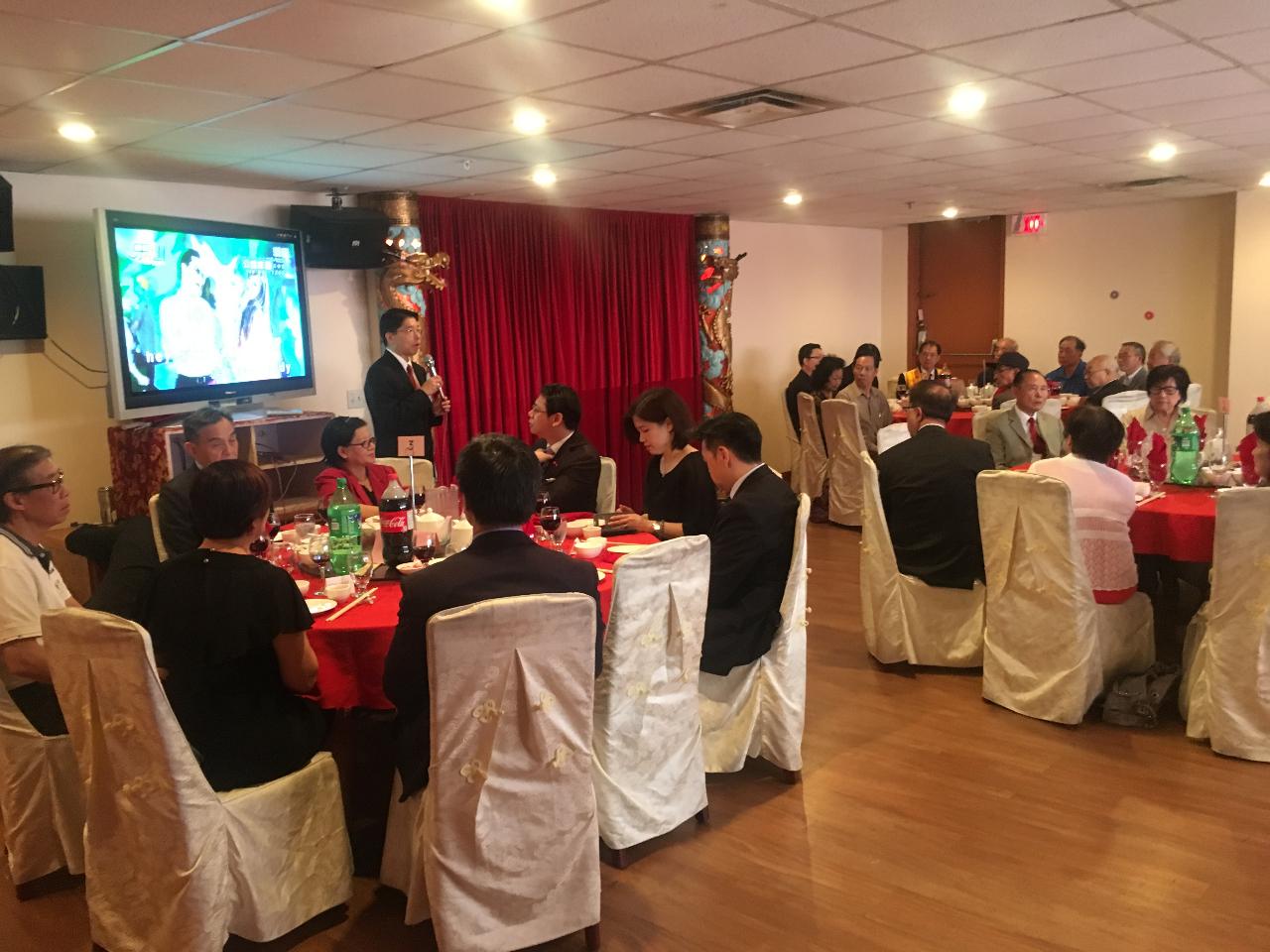 陳大使中午於蒙特婁紅寶石餐廳設宴款待僑社負責人、僑職人員及僑領