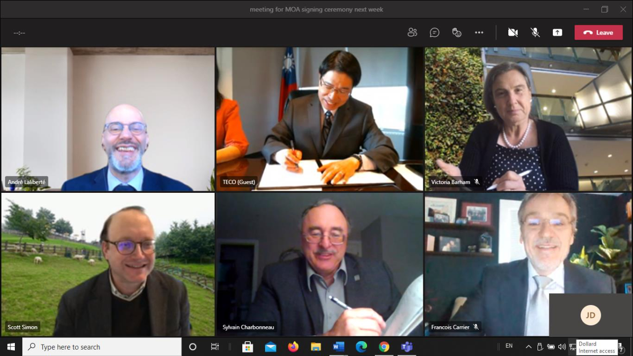 本處陳大使文儀 (上圖第一行中)5月31日與渥太華副校長Sylvain Charbonneau (上圖第二行中)、大學計畫主持人André Laliberté教授(上圖第一行左) 、渥大社會學院院長Victoria Barham(上圖第一行右)、計畫主持人Scott Simon 教授(上圖第二行左)、國際合作主任 François Carrier (上圖第二行右)，共同簽署「臺灣研究講座計畫」備忘錄，簽署儀式因疫情緣故改以視訊方式進行 。