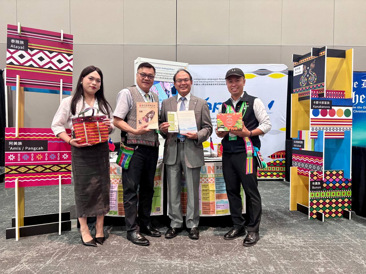 我「原住民族語言研究發展基金會」（原語會）董事長馬耀・谷木及代表團出席並設攤參展，本處亦派員陪同參加