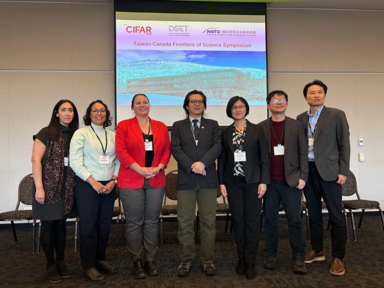 (左起)
1.全球研究夥伴關係經理Azin Van Moorsel
2.次世代方案計畫經理Shruti Muralidhar
3.加拿大CIFAR執行總監 Véronique Dault
4.國科會副主委陳炳宇
5.「科技、民主與社會研究中心(DSET)」杜文苓主任
6.「科技、民主與社會研究中心(DSET)」連賢明副主任
7.駐加拿大科技組組長黃執中