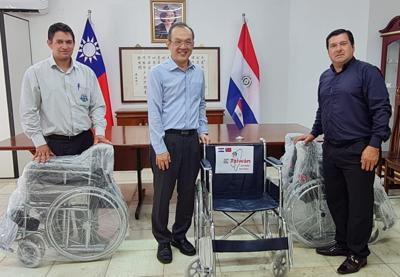 Entrega de sillas de ruedas a la municipalidad de Minga Porá