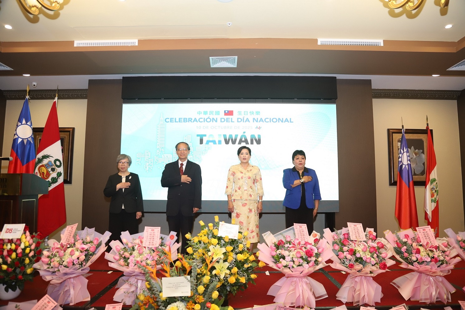 (Izq) Defensores del Pueblo de Taiwán Sra. Su Li-chiung y Sr. Wen-cheng Lin, Repr. Francisca Yu-tsz Chang y Pdta. del Partido Político Somos Perú, Sra. Patricia Li Sotelo