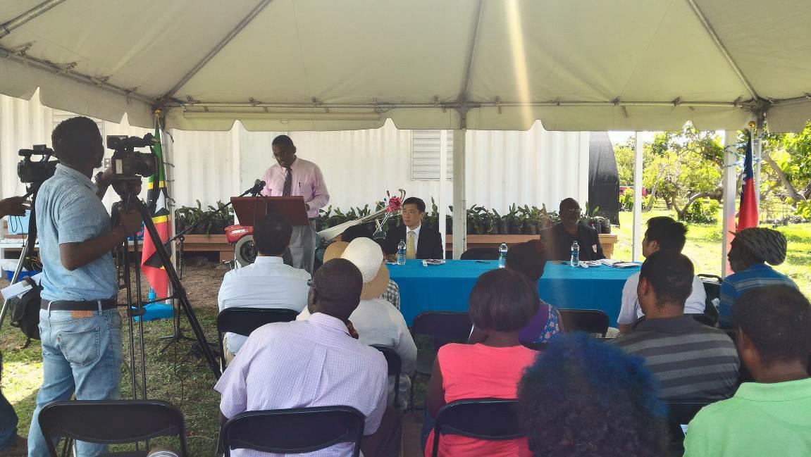 克國農業部長Eugene Hamilton（中立者）在火龍果推廣講習班開幕式致詞