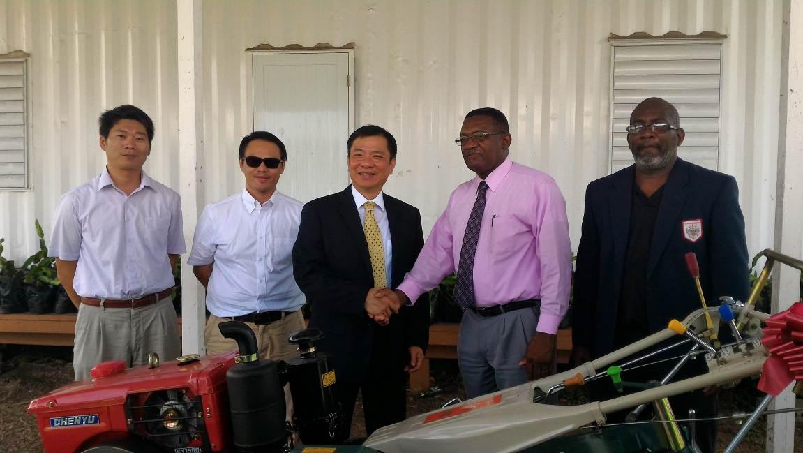 駐聖克里斯多福及尼維斯丘大使高偉（中）代表我政府援贈耕耘機乙部，由克國農業部長Eugene Hamilton（右二）代表接受