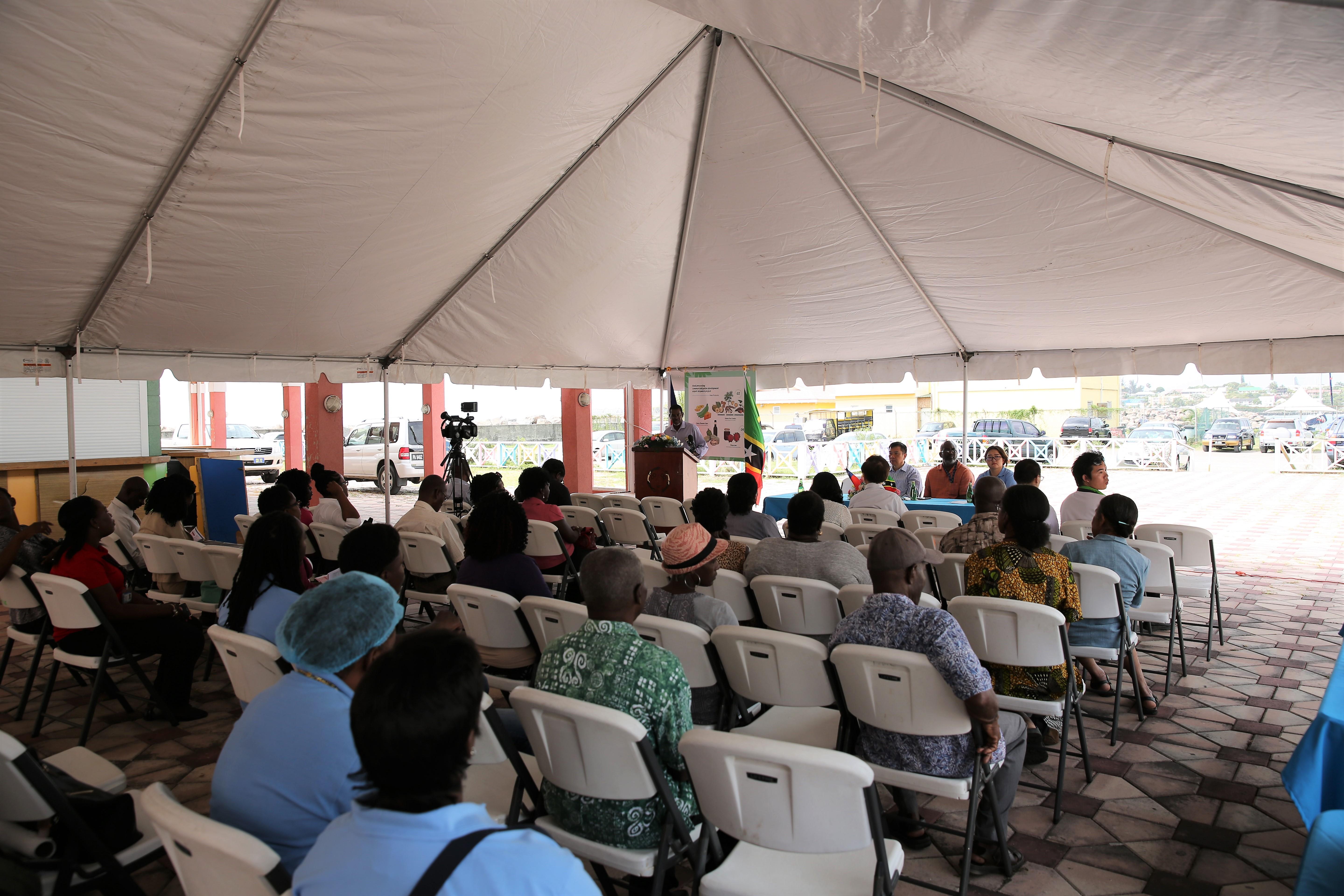 聖克里斯多福及尼維斯食品加工商業化發展專家派遣計畫，克國農業局局長(左一)於2017年2月9日在新產品開發及行銷觀摩會致詞