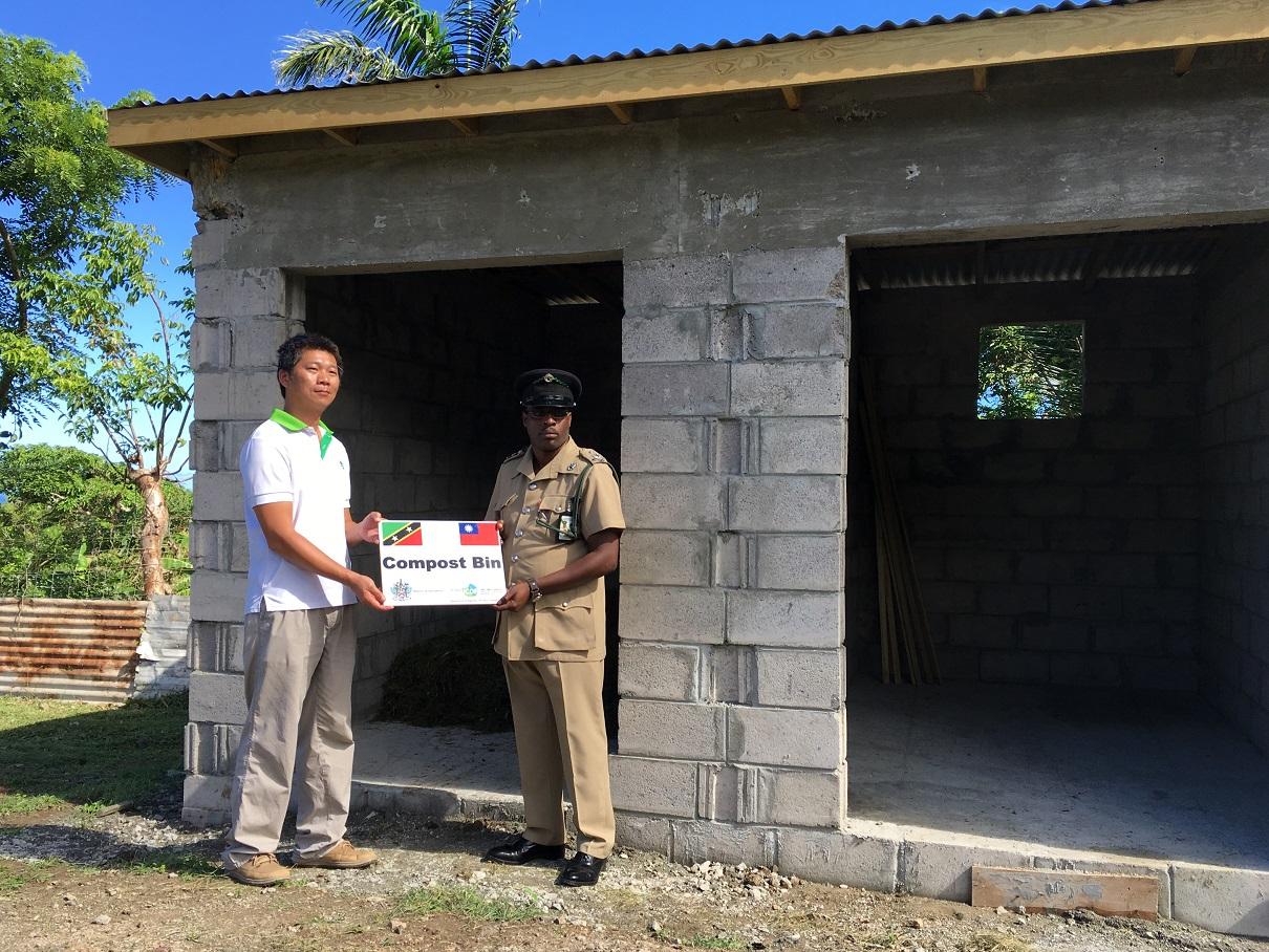 聖克里斯多福及尼維斯蔬果及雜糧作物品質與產品安全改進計畫呂首席經理育銘於12月13日與尼維斯島Brick Klin監獄農場典獄長Sharon Edward共同主持堆肥槽落成暨啟用典禮，該堆肥槽係由我計畫提供資材，由尼島Brick Klin監獄受刑人興建，未來將教授該監獄受刑人製作堆肥提供予尼島農民使用。