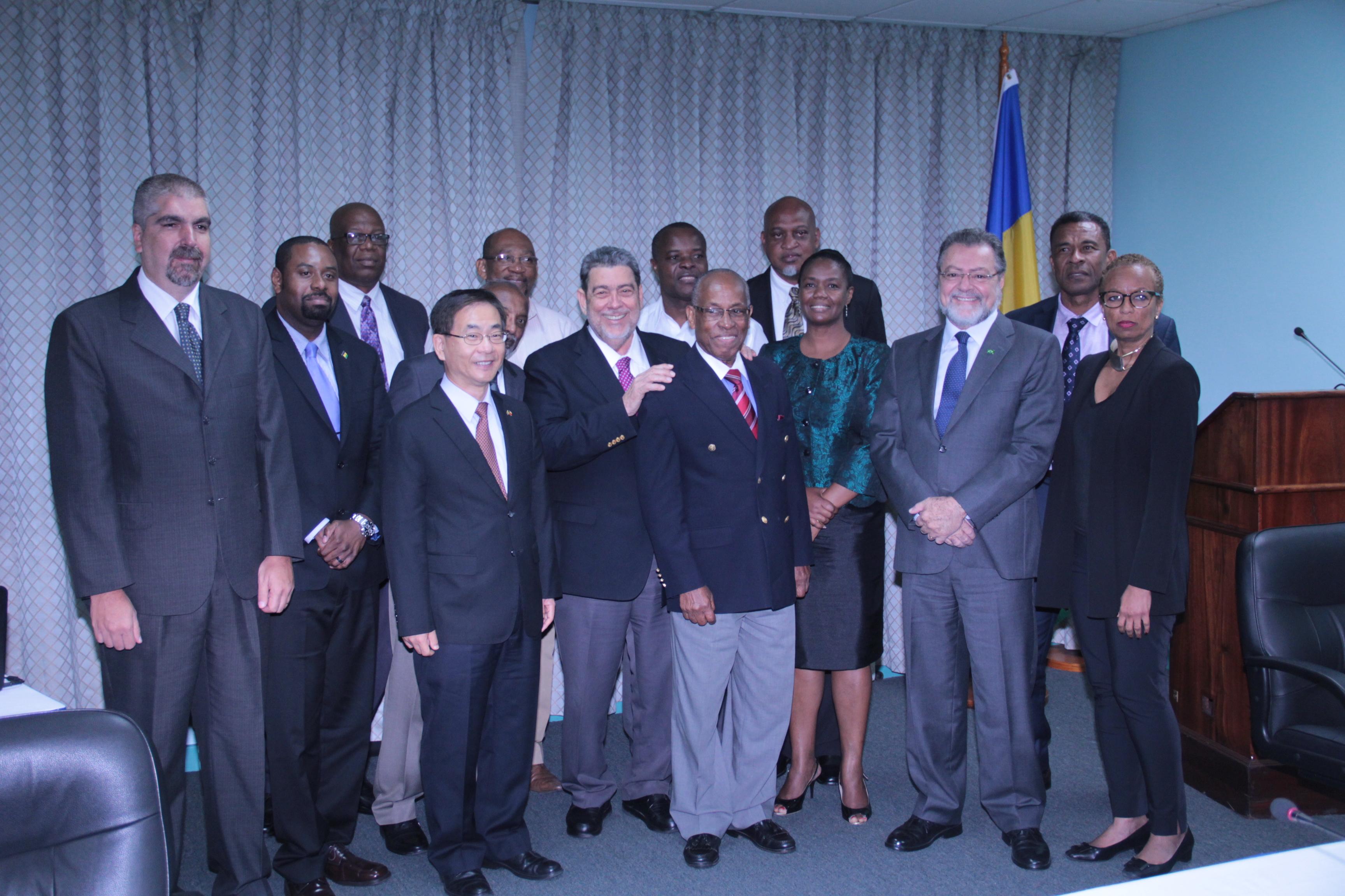 聖文森龔薩福總理及史垂克副總理兼外長與聖國駐外使節及各國駐聖使節合影
(由左至右：委內瑞拉駐聖大使、聖駐美代辦、聖新任駐古巴大使、葛葆萱大使、聖駐英國高專、聖現任駐古巴大使、龔總理、聖駐委內瑞拉大使、史副總理兼外長、聖新任駐紐約總領事、聖新任駐美大使、巴西駐聖大使、聖駐多倫多總領事、聖駐聯合國常代)
(照片來源:Kenton Chance)
