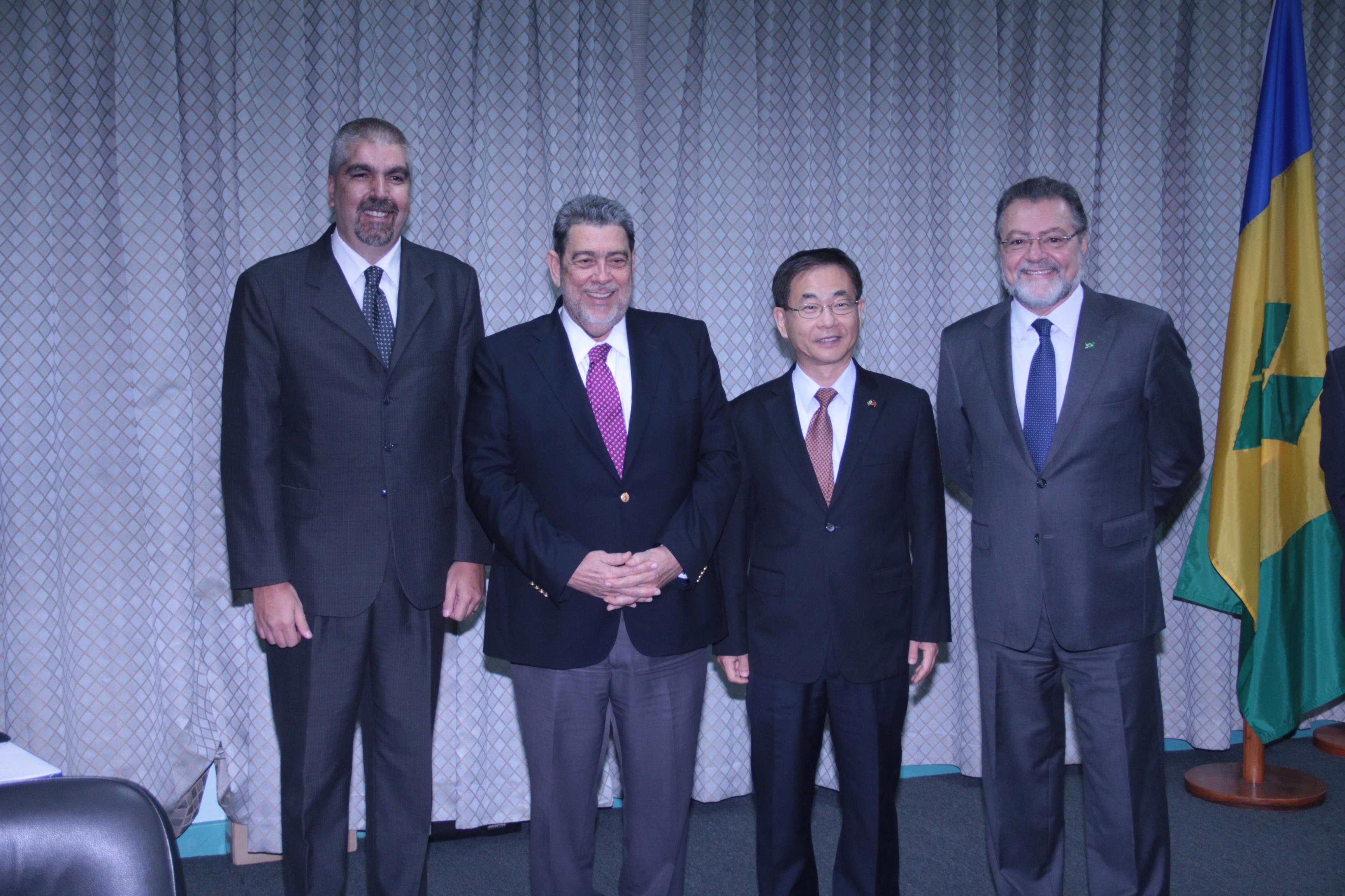 聖文森龔薩福總理與駐聖使節合影
(由左至右：委內瑞拉駐聖大使、龔總理、葛葆萱大使、巴西駐聖大使)
(照片來源:Kenton Chance)