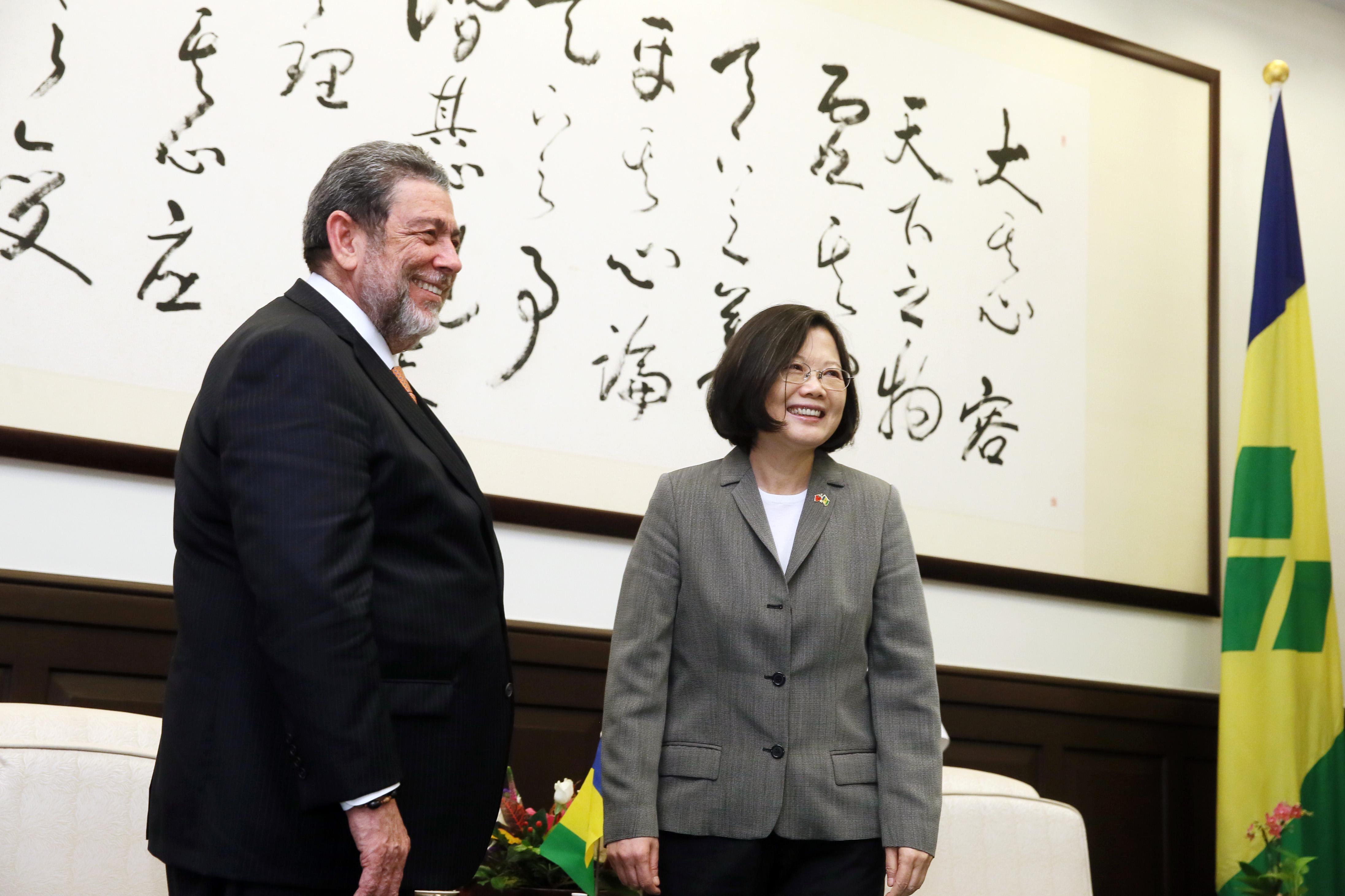 龔薩福總理率團出席105年國慶大典，10月11日與蔡總統會晤