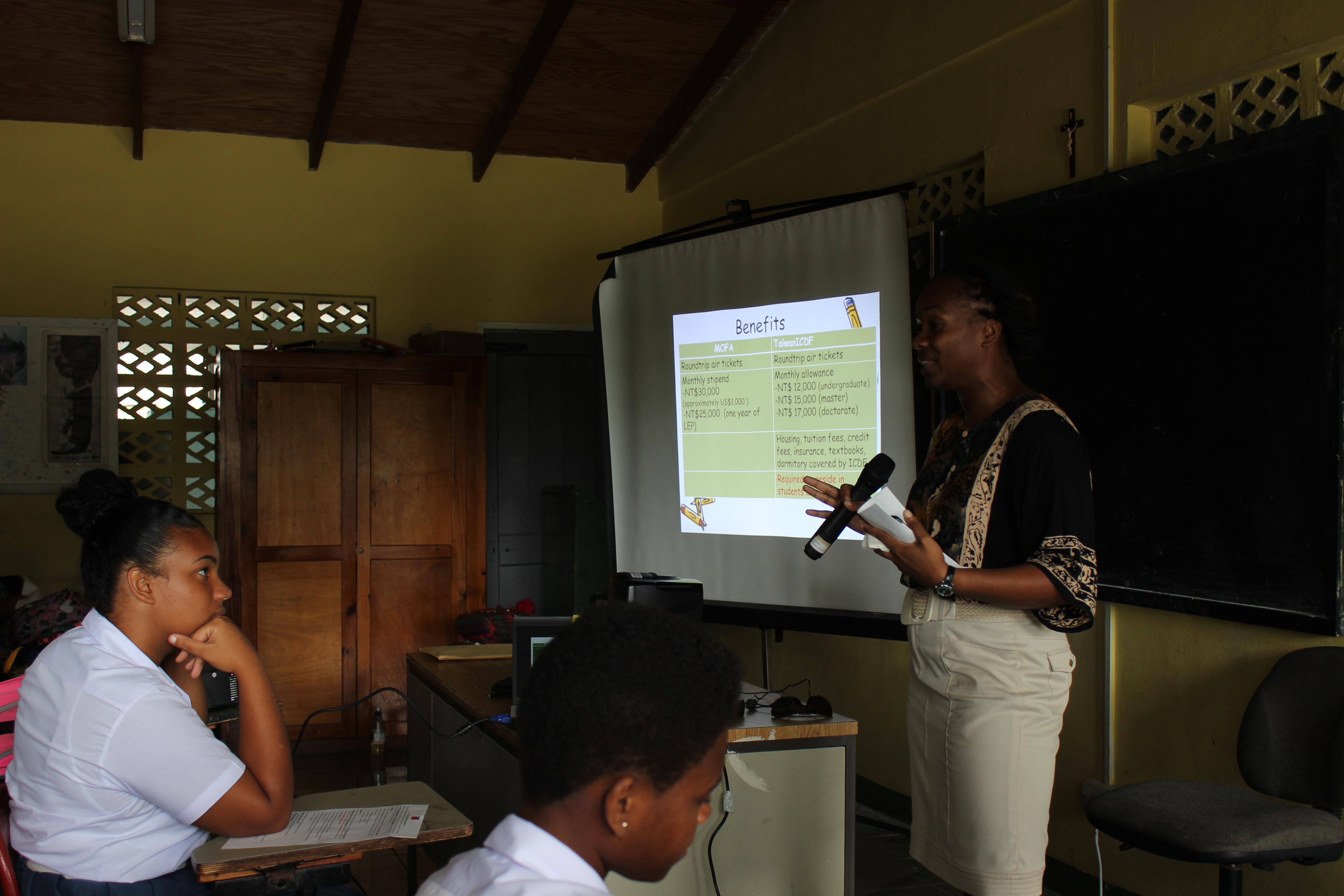 時間：106年2月6日，上午10時55分
出席校友：Shafana Williams, Juanna Holder