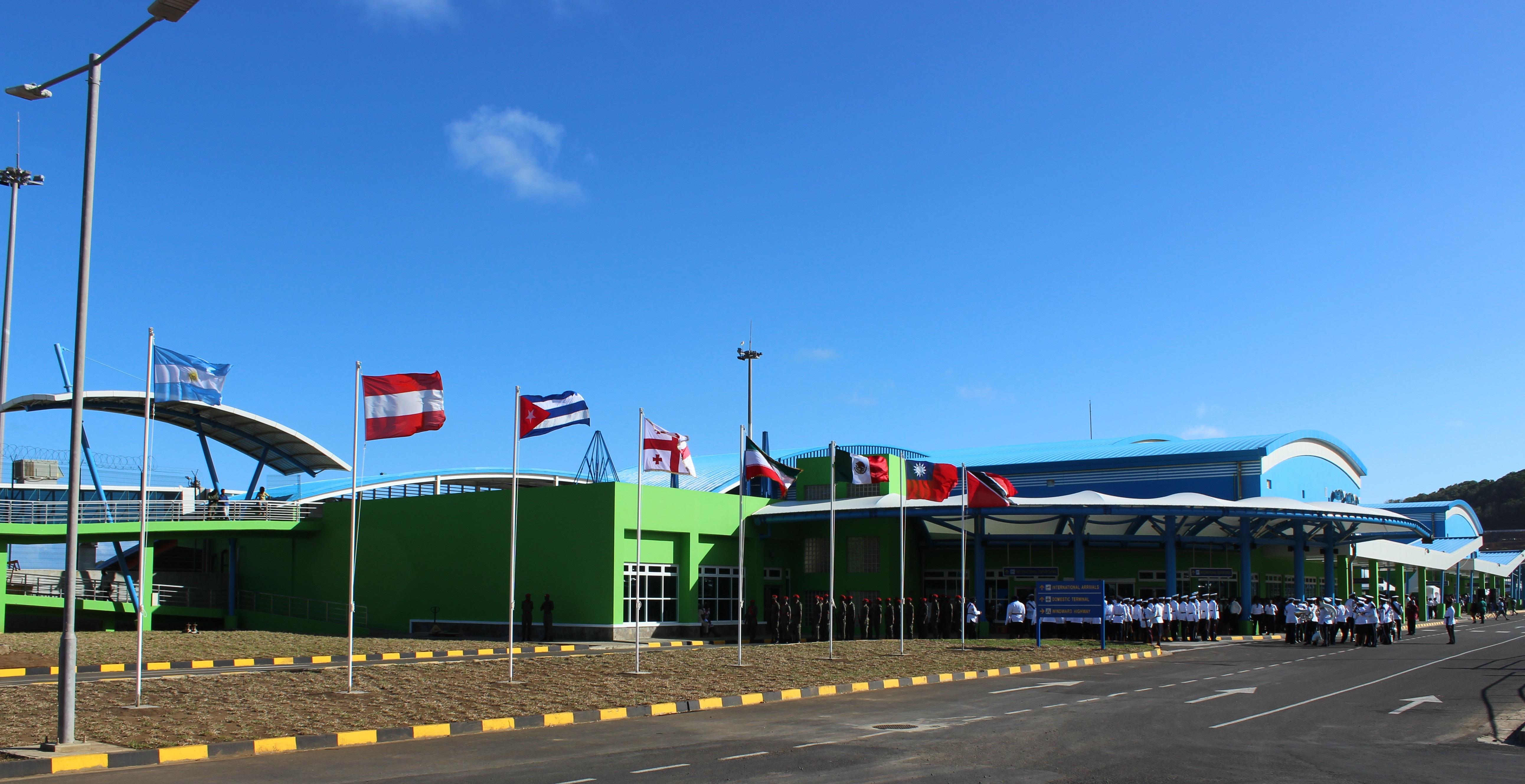 聖文森Argyle國際機場航廈外主要協助國家旗海飄揚，右二為我國國旗