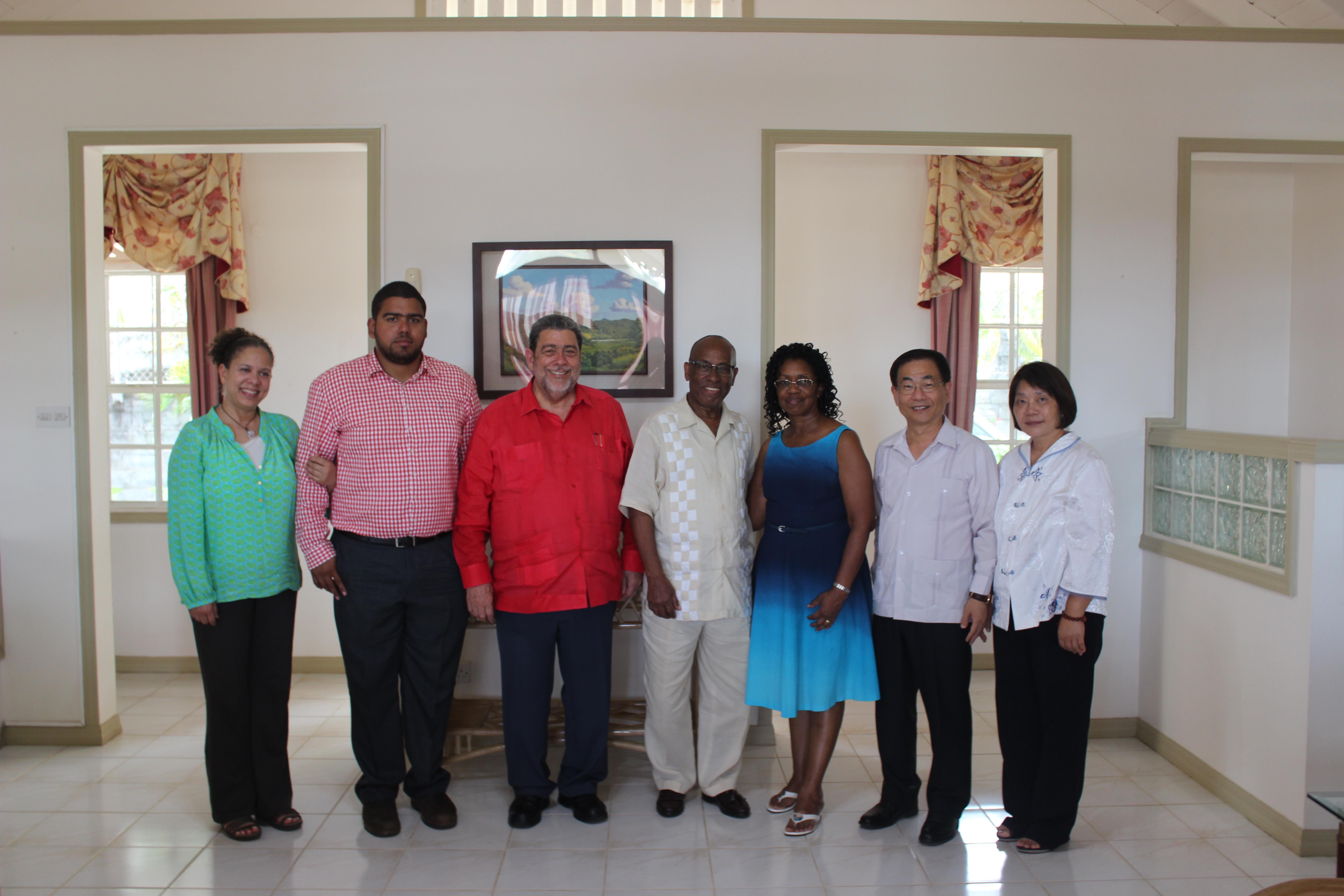 賓客於餐敘後合影（由左至右：龔總理夫人之妹、龔總理三子、龔薩福總理、史垂克副總理兼外長、史垂克夫人、葛葆萱大使、葛大使夫人）