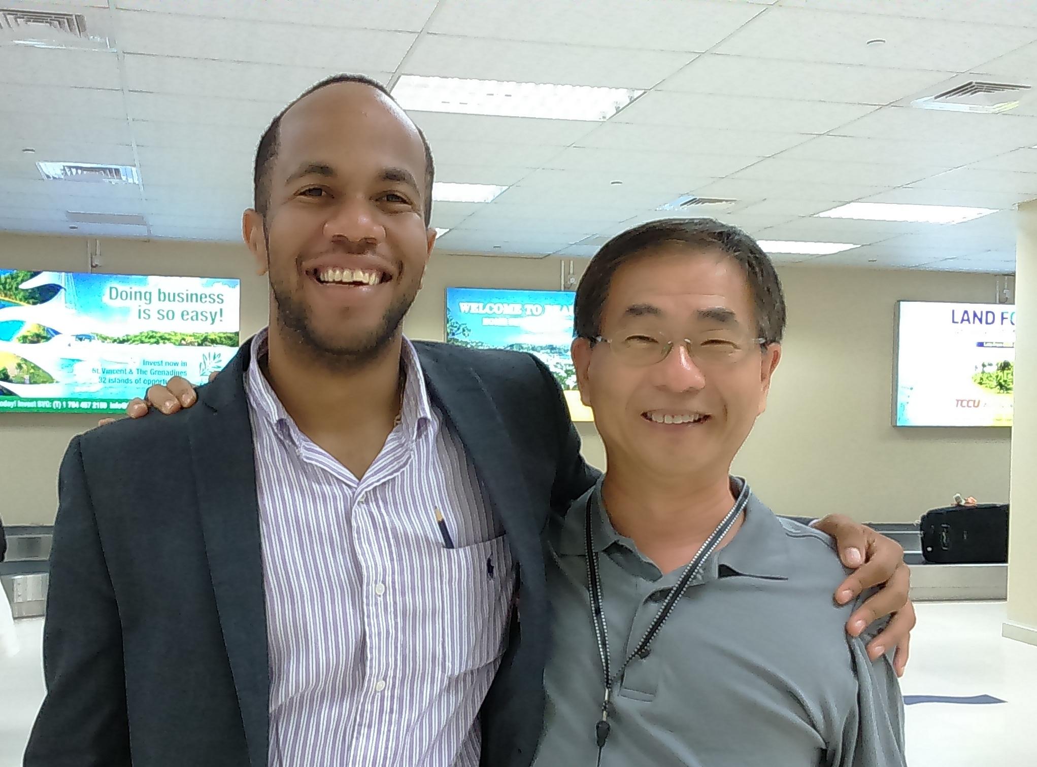 聖國衛生部長Luke Browne出席WHA助我返國，葛葆萱大使於機場歡迎。
