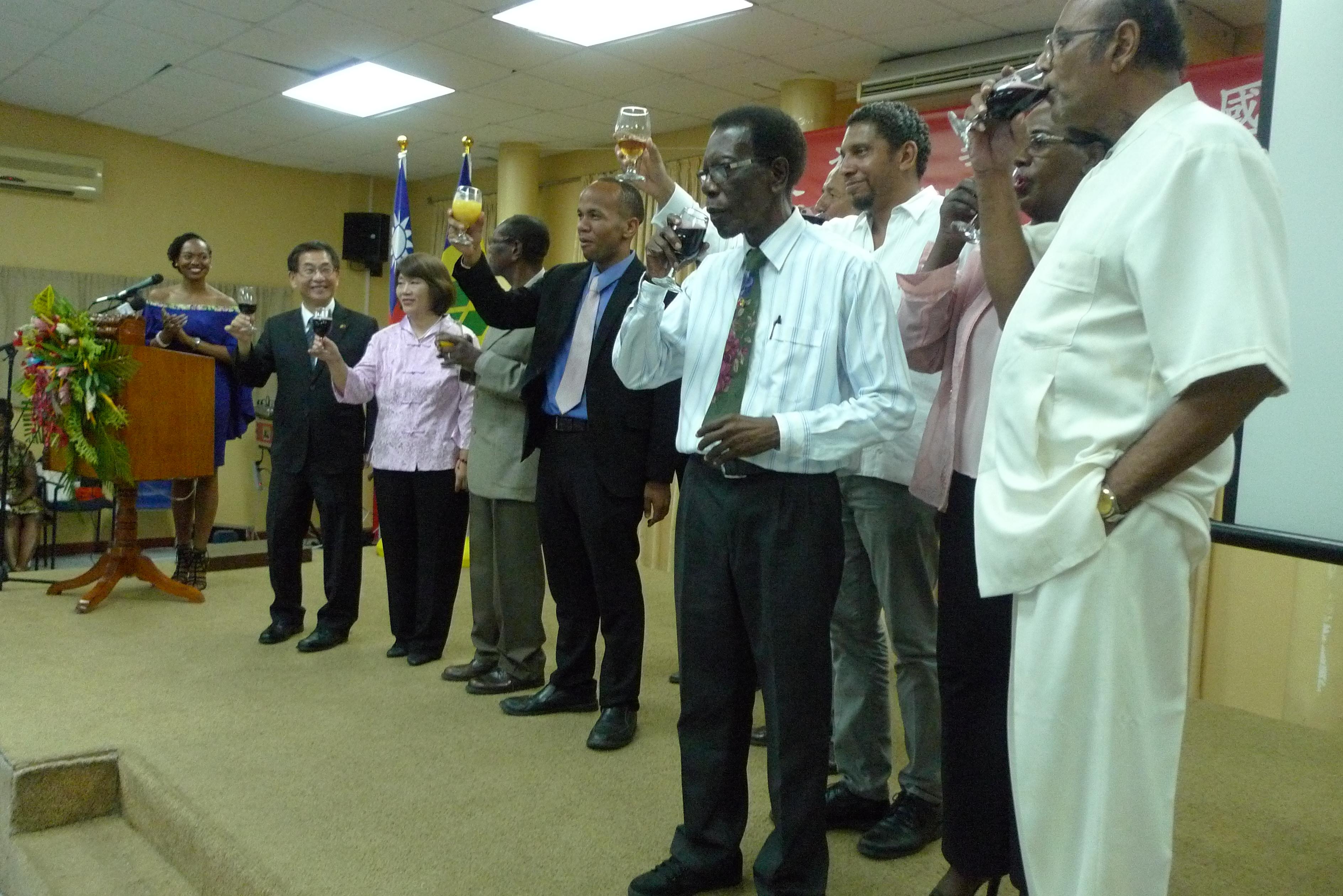 聖國政要與葛大使舉杯祝賀我國運昌隆
(由左至右：酒會司儀Joanna Jack、葛大使、葛大使夫人、代總督Victor Jobe、衛生部長Luke Browne、前任外長Alpian Allen、前總理Sir James Mitchell、經濟計畫部長Camillo Gonsalves、前任外長夫人Mrs. Young、前任外長Herbert Young)