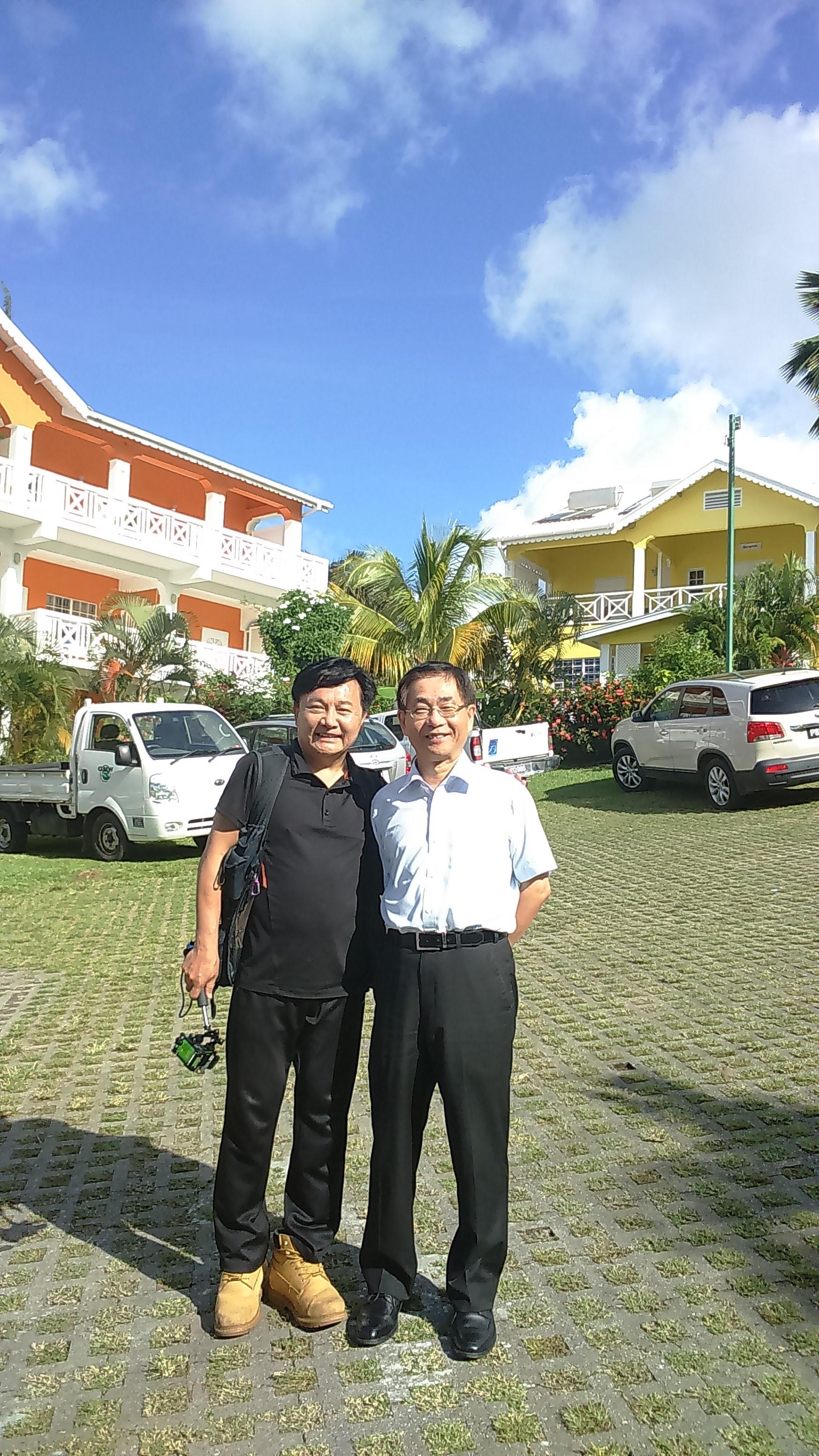 葛葆萱大使與寰宇文化工作室總監眭澔平先生於我總統兩次訪問聖文森下榻之Beachcombers旅館庭院合影