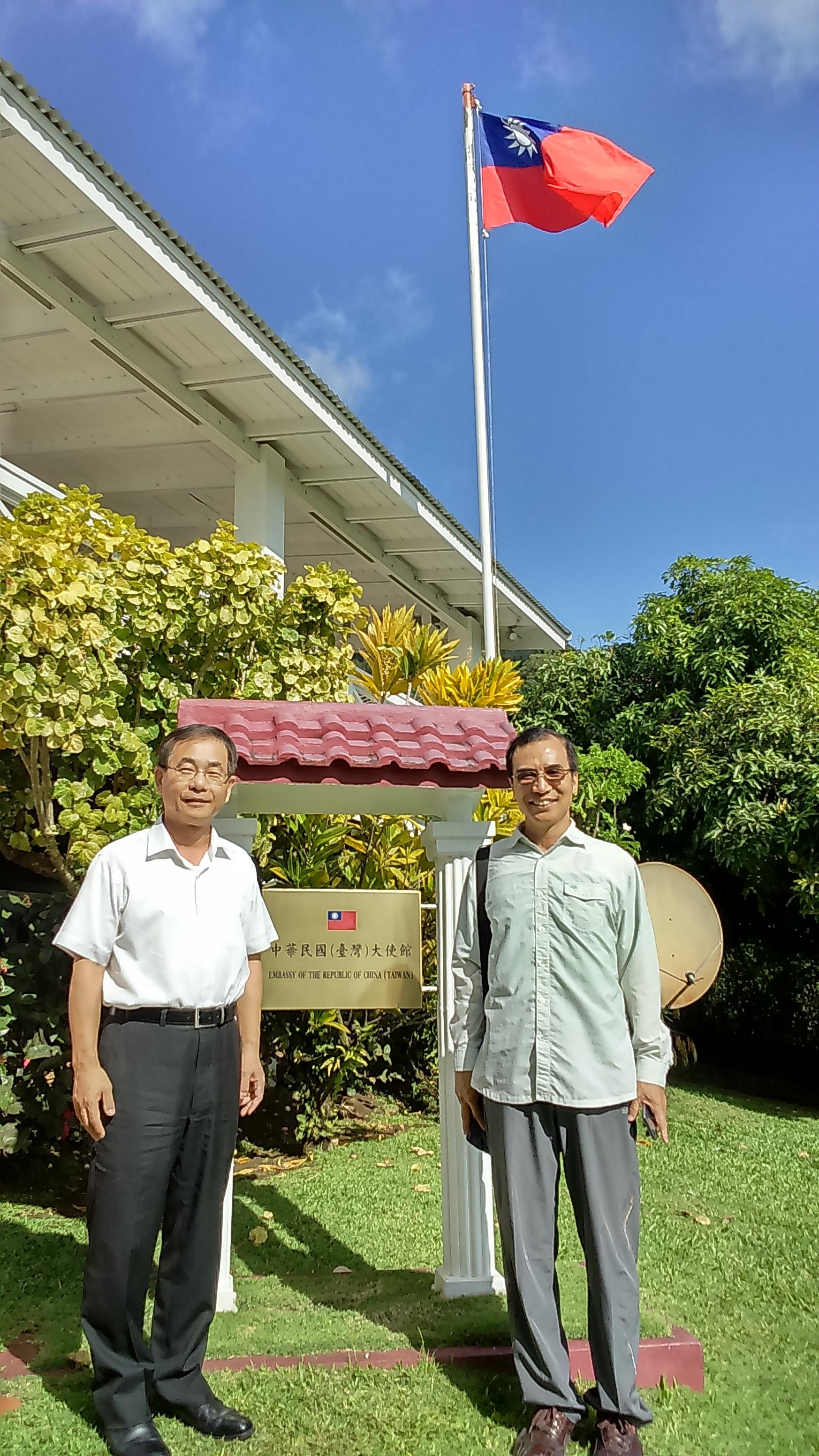 韓韓先生(右)與葛大使(左)在我駐聖文森國大使館牌前合