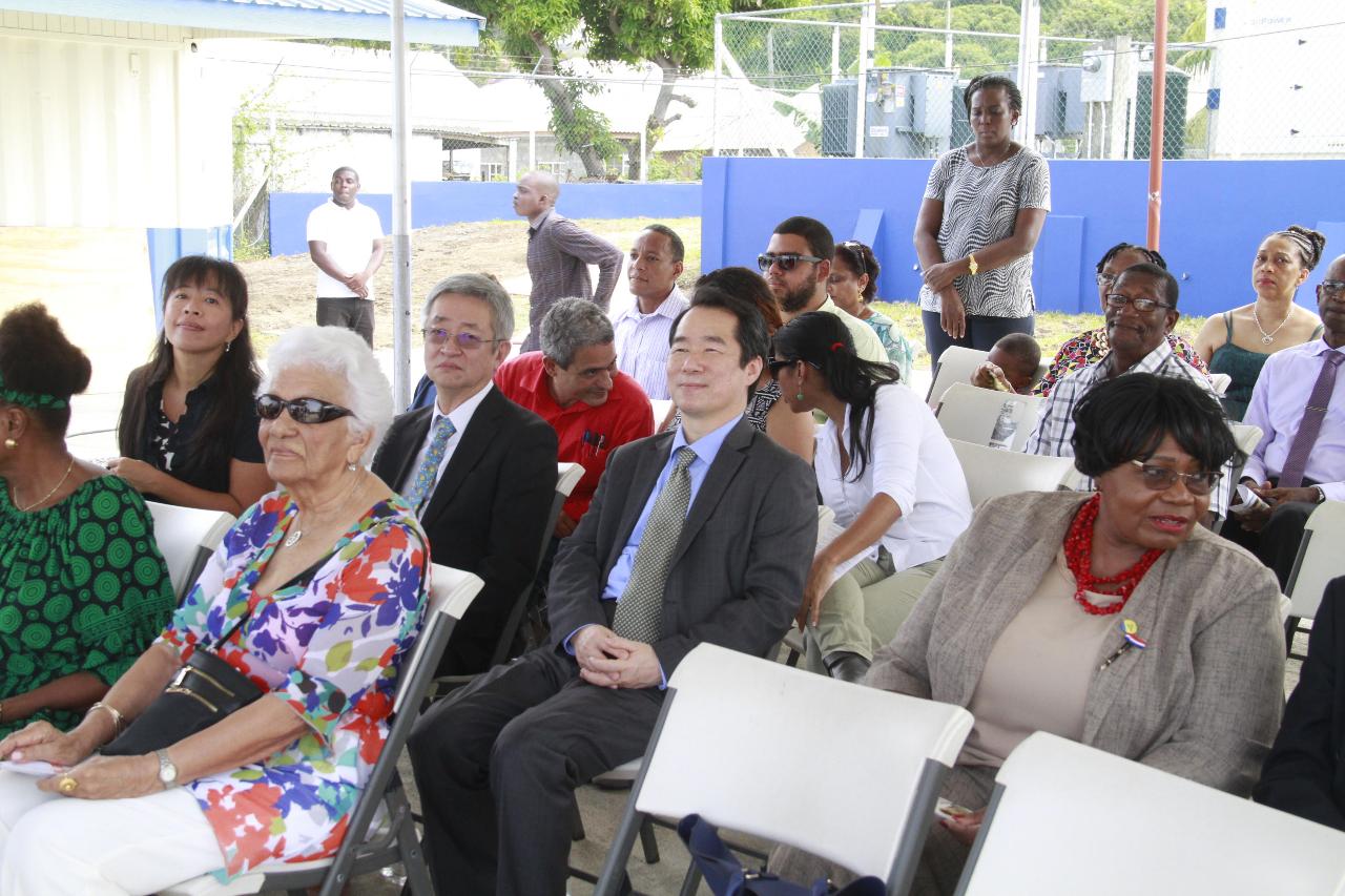 何大使與駐館同仁入座貴賓席(右一：「東加勒比海國家組織」國會聯盟議長René Baptiste，何大使前方：龔薩福總理岳母，何大使右後：委內瑞拉大使Francisco Perez Santana)
(照片來源：Kenton Chance)
