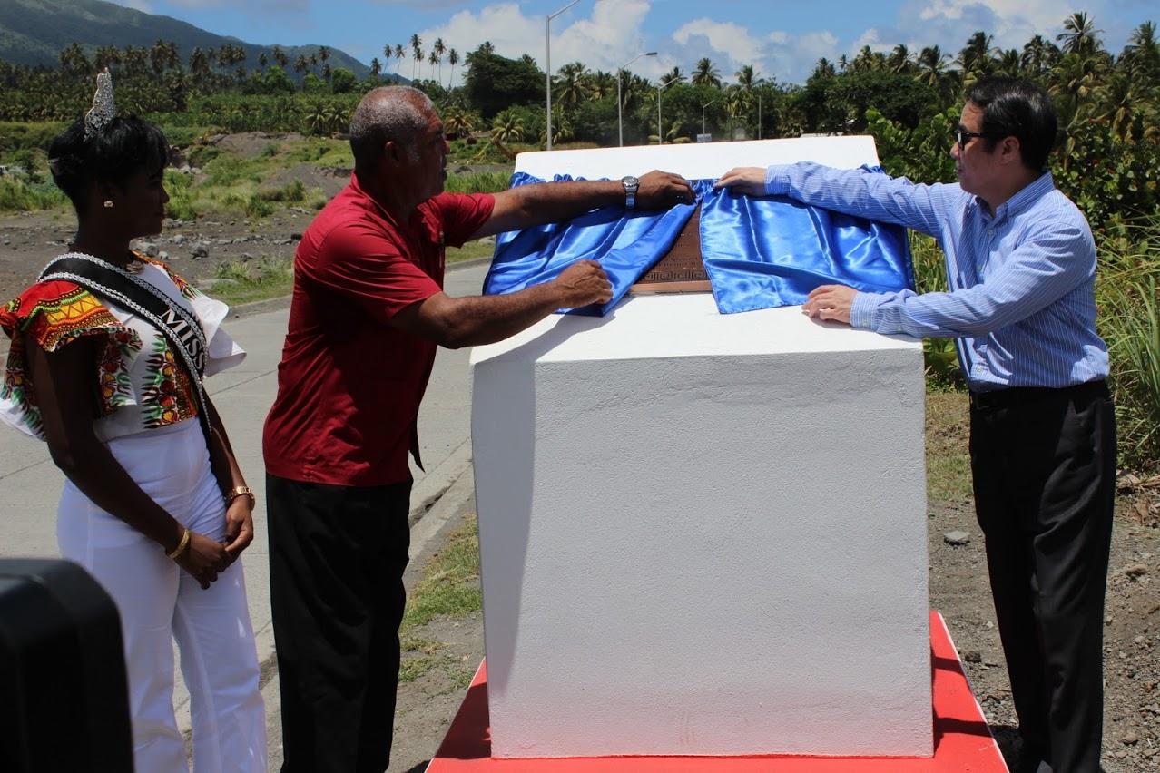 臺聖友誼大橋護欄重建完工典禮何大使與房屋部長Montgomery Daniel共同揭牌