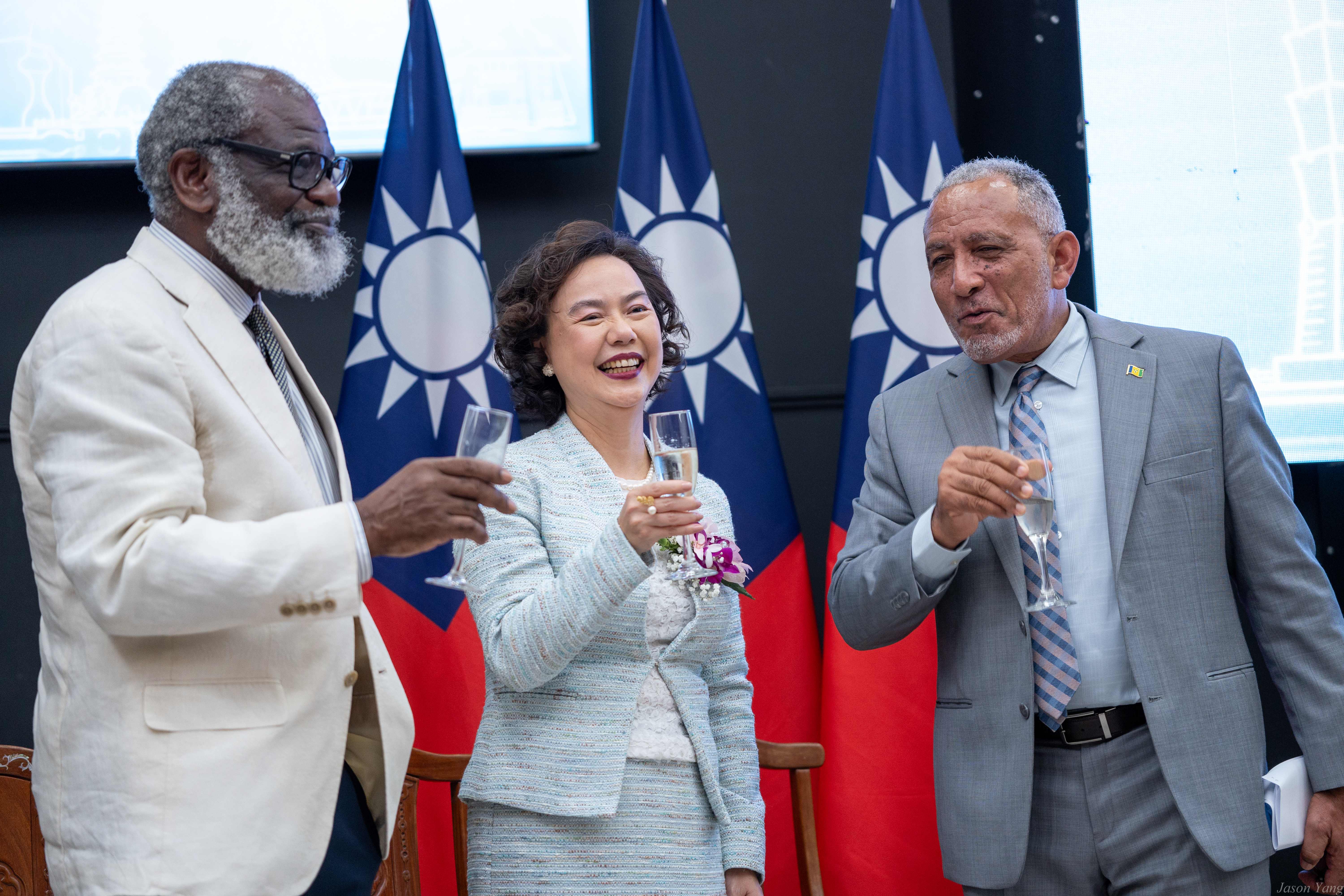 范大使與聖國江總督、傅總理共同舉杯慶祝我國國慶。