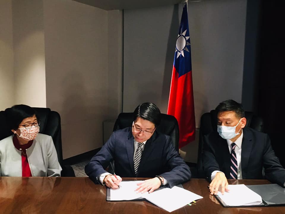 Representative Winston Wen-yi Chen of the Taipei Economic and Cultural Office (TECO) in Canada and Mr. Jordan Reeves, Executive Director of the Canadian Trade Office in Taipei (CTOT), signed a Memorandum of Understanding (MOU) regarding Cooperation in Transportation Safety on December 14, marking a new chapter in bilateral cooperation between Taiwan and Canada.