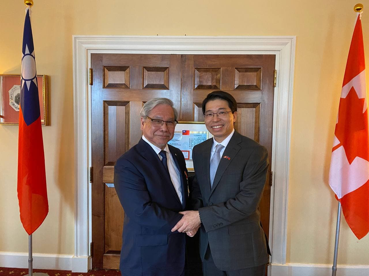 Representative Chen confers the special medal of diplomacy to retired Senator Thanh Hai Ngo.