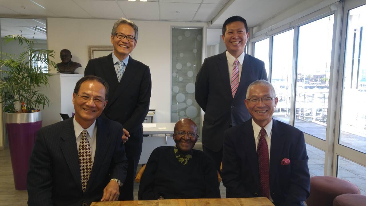 石公使(前左一)等與屠圖總主教合影