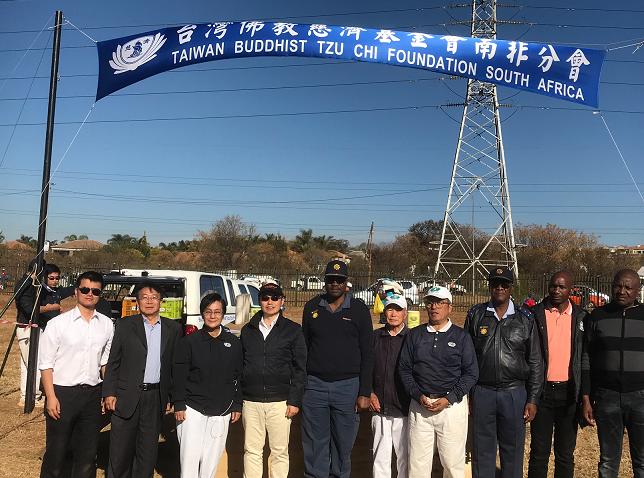 本處賀副代表忠義(左4)與南非警局Tommy Mthombeni將軍(左5)、慈濟基金會南非分會鄭副執行長愛寶(左3)等在冬令發放現場合影
