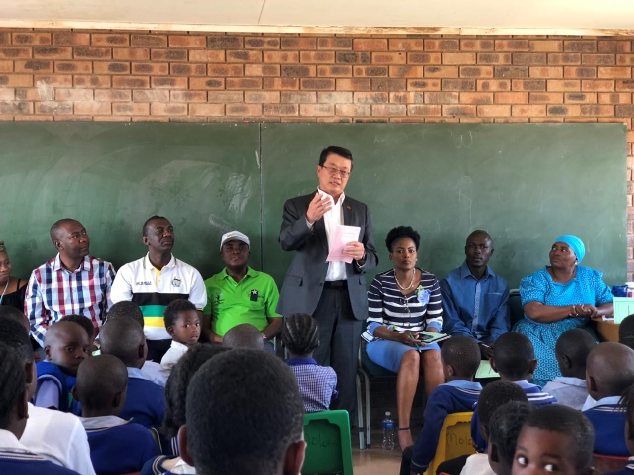 本處周大使唯中應邀於小額援贈典禮致詞