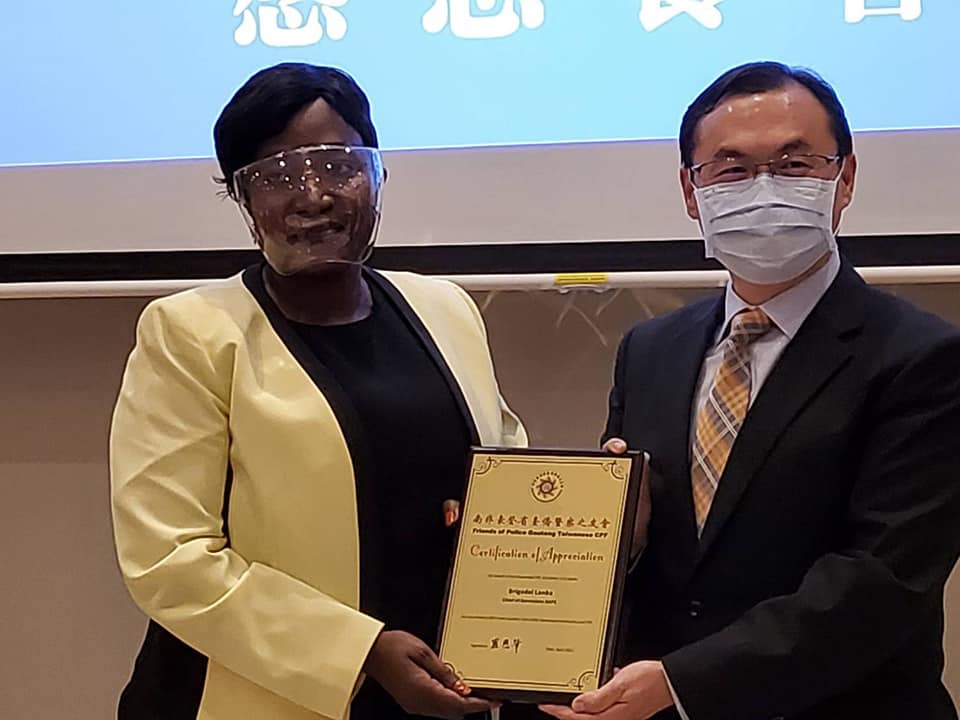 本處賀代表參加豪登省警察之友會聯誼活動與當地人士合影