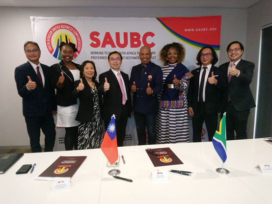 左四起本處賀代表忠義、SAUBC理事長George Sebulela、SAUBC執行長Jacki Mpondo-Hendricks