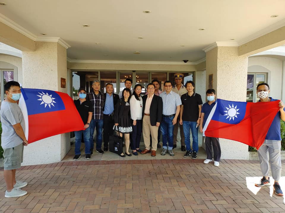 本處賀代表夫婦(前排右三及右四)偕同仁與大新堡地區僑領合影