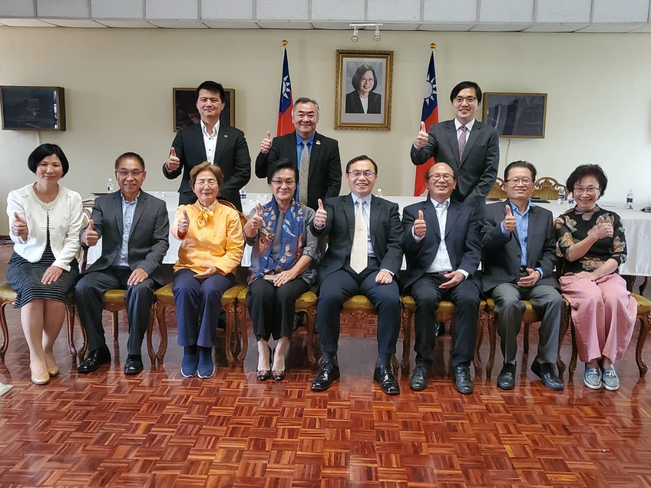 本處賀代表(前排右四)偕同仁與鄭會長(前排右五)等僑領合影