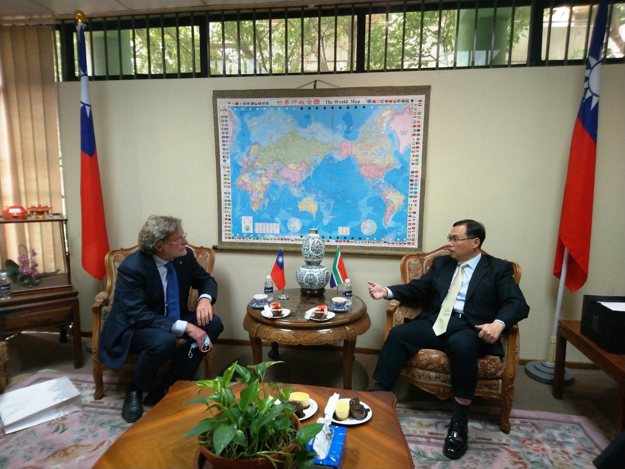 賀代表忠義會晤立陶宛駐南非大使Dainius Junevičius，互道虎年新年快樂，展現台立共享自由、民主及人權價值，是在經濟、貿易及文化等各領域都能進一步合作交流的好朋友。