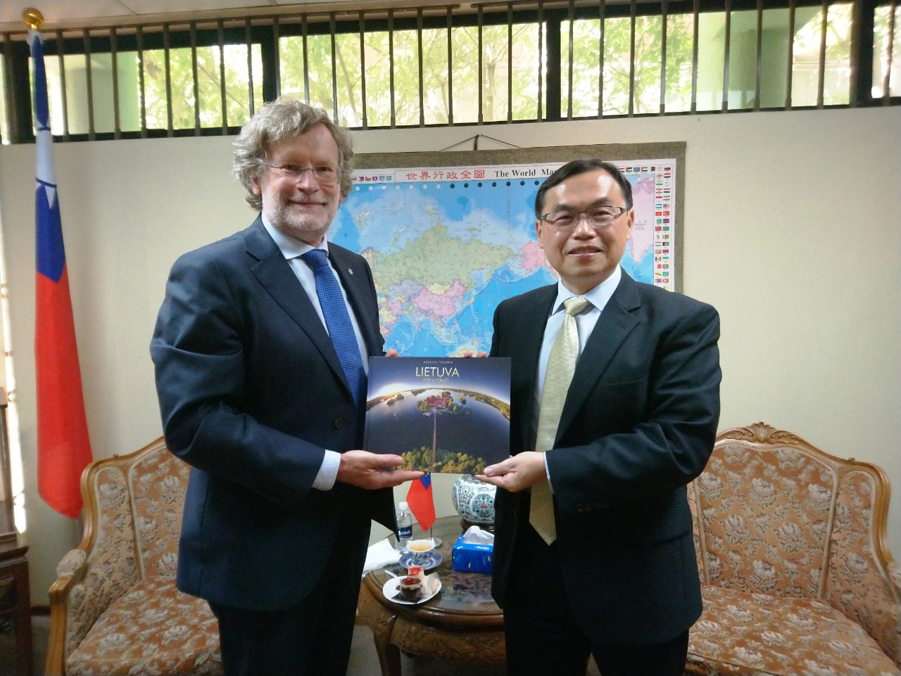 立陶宛駐南非大使Dainius Junevičius贈禮賀代表(右)