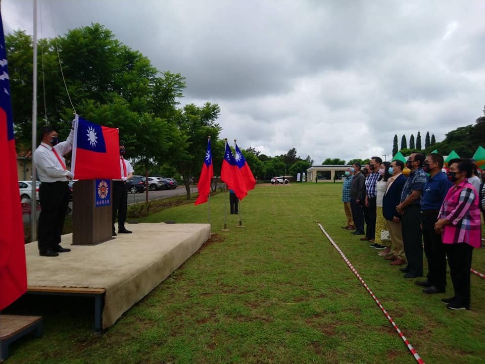 南非榮光聯誼會舉辦升旗典禮，本處賀代表忠義夫婦偕同仁應邀參加；賀代表應邀致詞感謝榮光會宣會長等幹部會員辦理升旗典禮，並對所有榮民及榮眷表達敬意及謝意