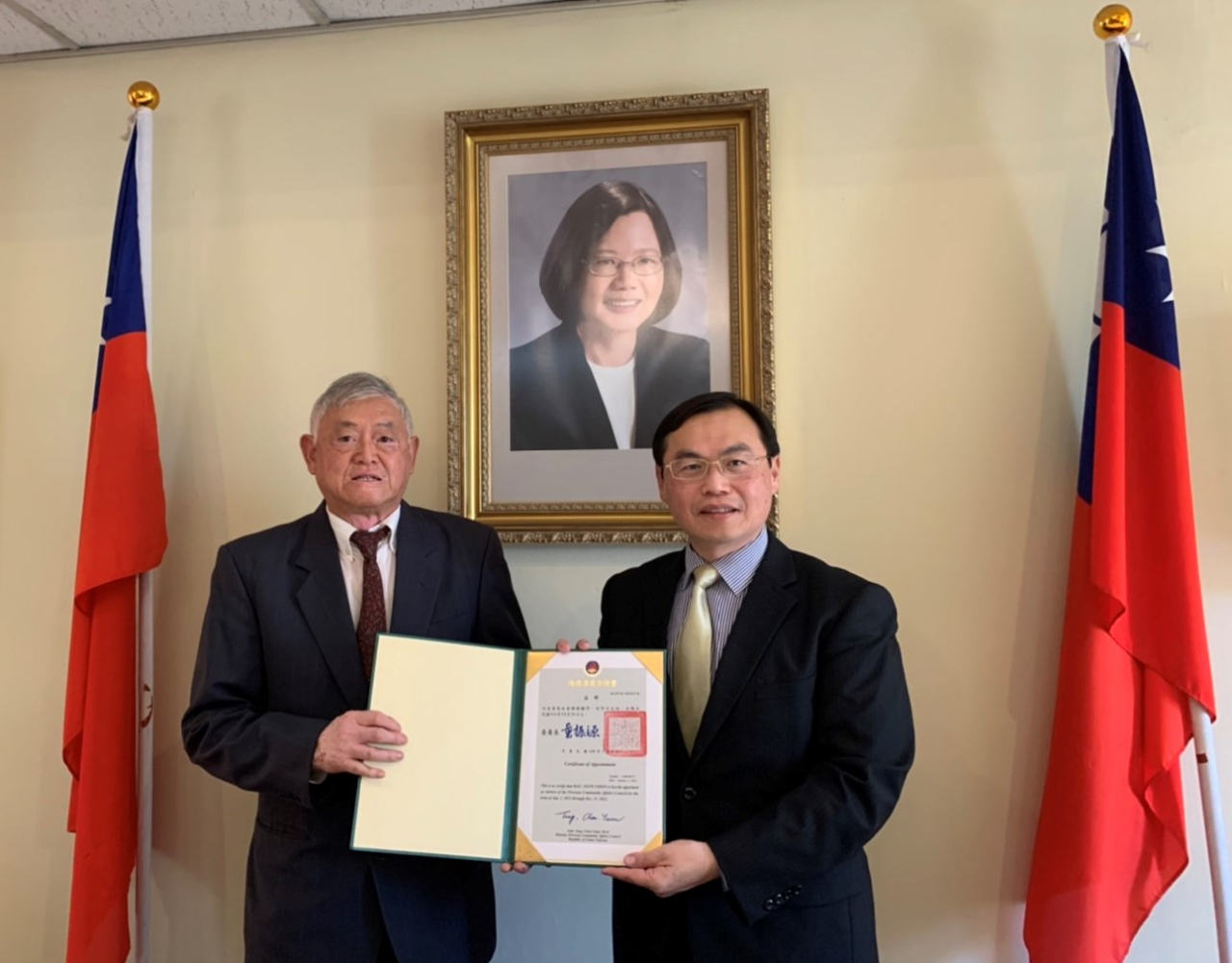 賀代表代表僑務委員會童委員長振源致頒僑務顧問證書予何僑務顧問兆昌