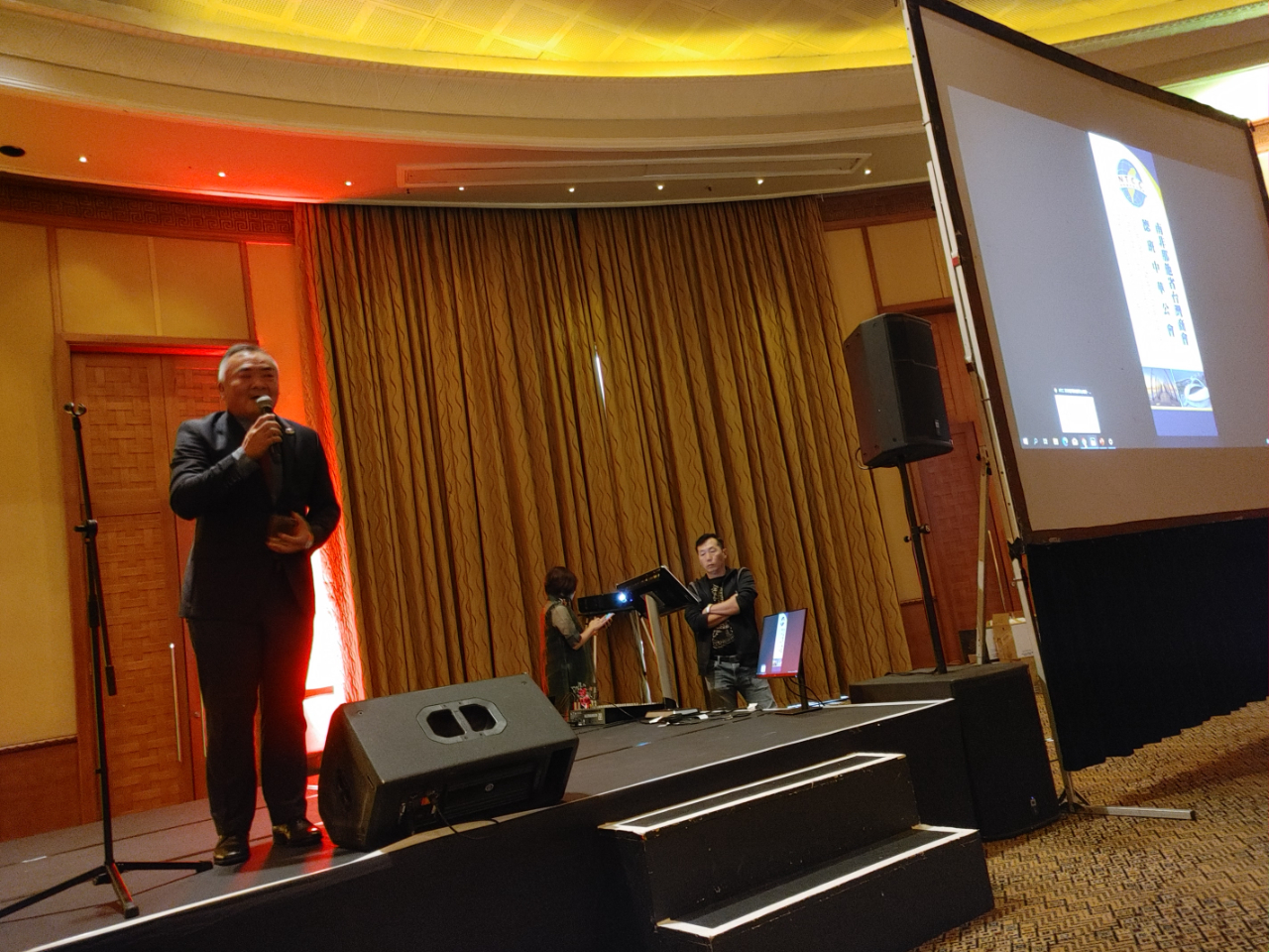 本處僑務秘書方海波應邀上台致詞，代表中華民國僑務委員會向僑胞賀節，祝福鄉親們新年快樂，虎哩發，虎哩賺大錢。