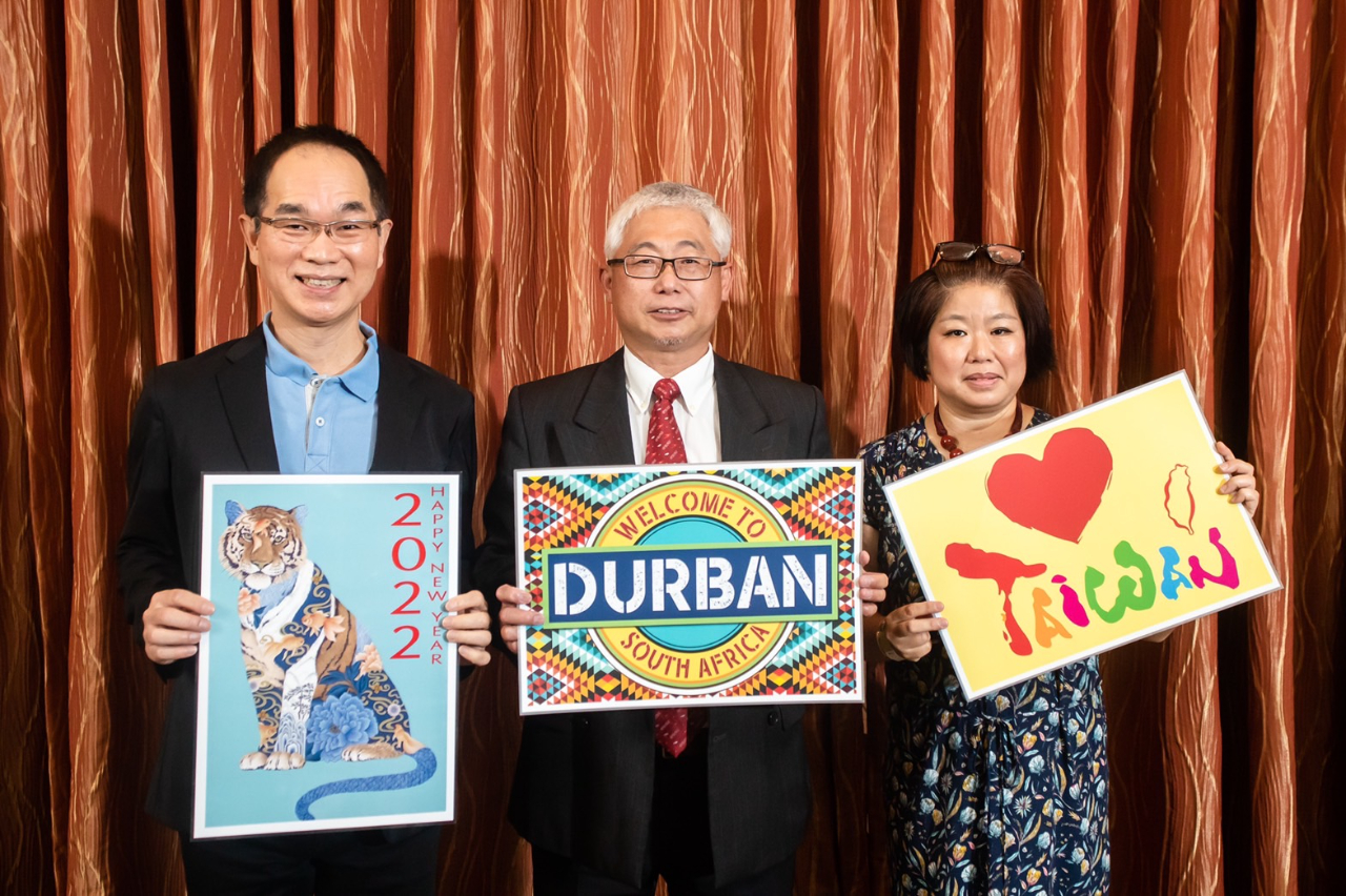 本處簡宏昇秘書等同仁出席，喜見迎賓處陳列展示具有台灣、德班、虎年意象的多種舉牌，喜氣洋洋，晚會圓滿，賓主盡歡。