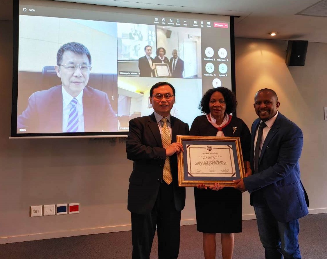 本處賀代表忠義於4月12日上午代表我東吳大學及臺灣民主基金會，捐贈東吳大學1993年頒授南非前總統曼德拉榮譽法學博士學位證書及活動照片等史料，台灣民主基金會同時捐贈有關我國民主進程英文書籍一批予曼德拉基金會，由該基金會執行長Mr. Sello Hatang及理事Ms. Futhi Mtoba代表接受。東吳大學潘校長維大及台灣民主基金會秘書組劉主任燕秋以視訊方式擔任貴賓出席。